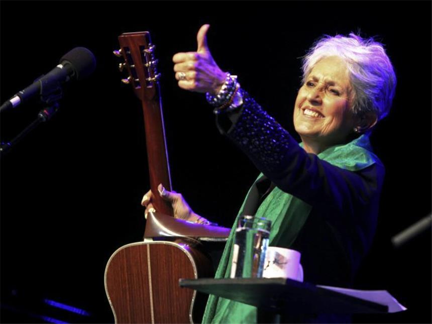 Eine Folk-Ikone, die von Zeitlosigkeit lebt Ein Becher, ein Glas und Joan Baez. Foto: Estela Silva