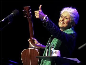 Ein Becher, ein Glas und Joan Baez. Foto: Estela Silva