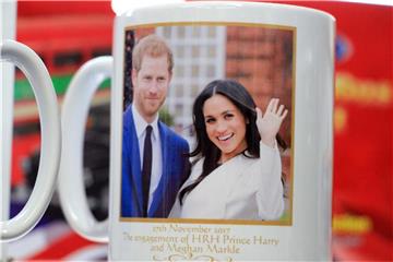 Ein Becher mit dem Abbild von Prinz Harry und Meghan Markle im Andenkenladen. Foto: Silvia Kusidlo