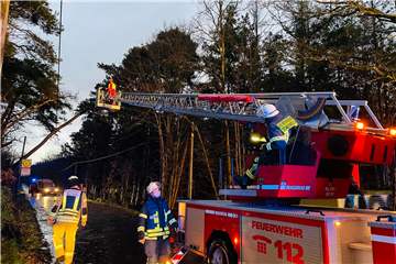 Ein Beispiel für gute Nachbarschaftshilfe: Die Schermbecker Feuerwehr unterstützte mit der Drehleiter die Raesfelder Kollegen an der Straße Werlo, wo ein Baum auf eine Stromleitung gefallen war.