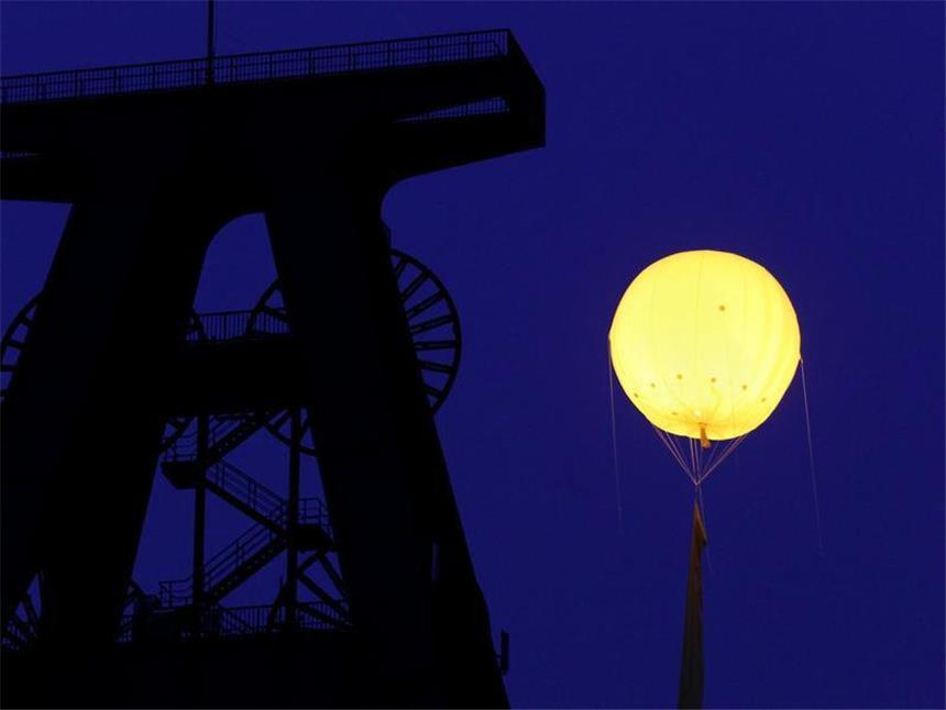 Schlechtes Wetter holt Ruhr-Ballons erneut vom Himmel Ein beleuchteter gelber Gasballon über dem Förderturm der ehemaligen Zeche Lohberg in Dinslaken.