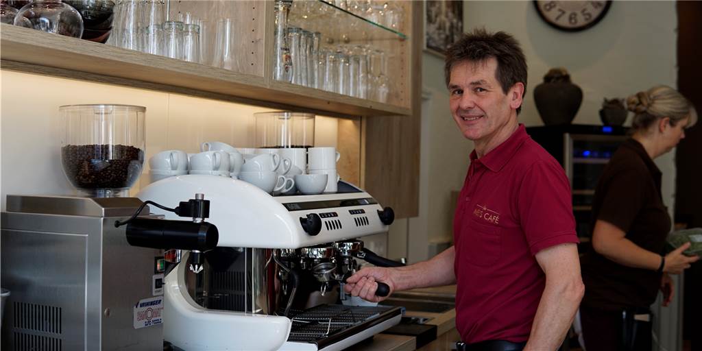 Café in Herbern macht zu - Suche nach Nachfolger „nicht so einfach“ Malcolm Penn steht vor seiner Kaffeemaschine.