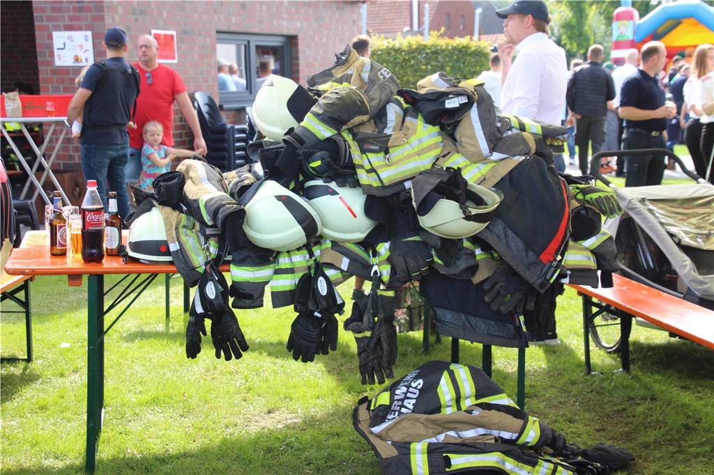 Ein Berg von Kleidung mit Helmen ruhte bis zur nächsten Übung