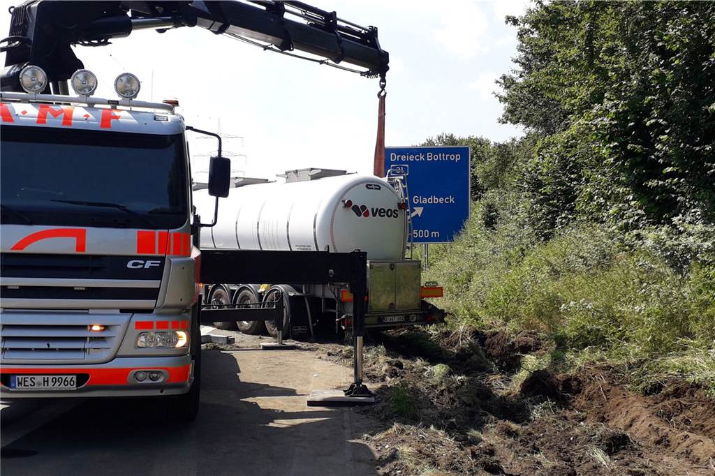 LKW-Unfall auf der A 31: Verkehr staute sich bis Dorsten Ein Bergungsunternehmen ist damit beschäftigt, den LKW wieder aus dem Grünstreifen zu bekommen.