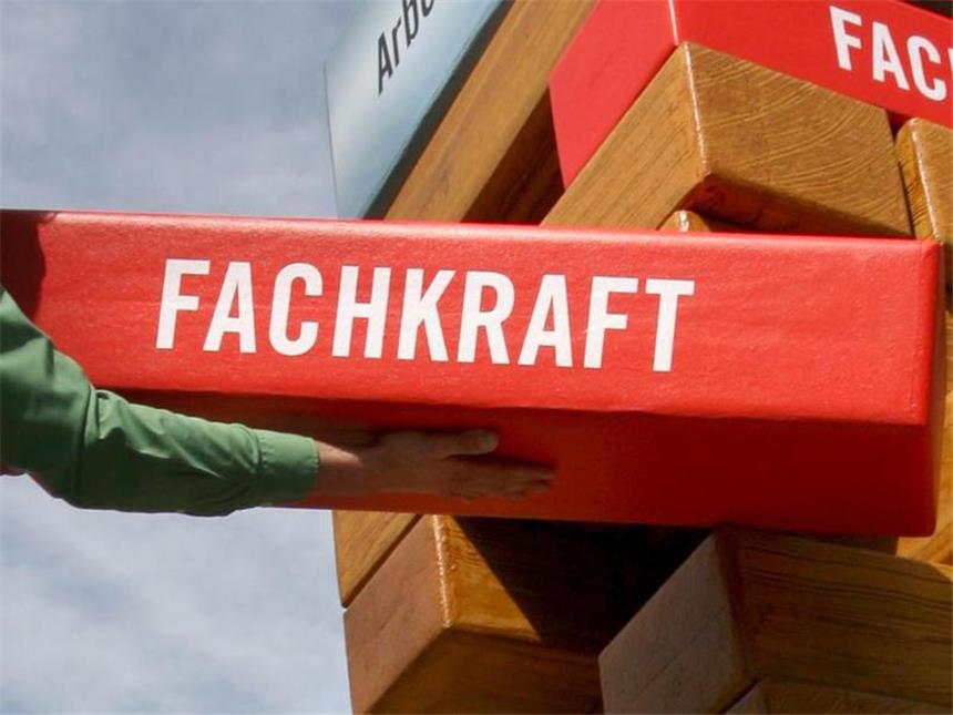Deutschland drohen wachsende Fachkräftelücken Ein Bericht des Arbeitsministeriums prognostiziert einen Mangel an Managern, Forschern, Ingenieuren, Ärzten und Pflegern. Foto: Stephanie Pilick/dpa