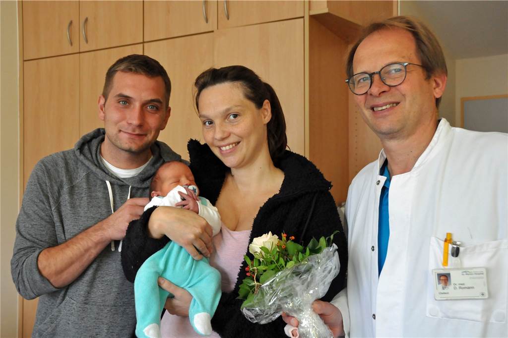 Ein berührendes Erlebnis fanden Lena (28) und Peter (35) Panschischin den Moment, als sie die Geburt von Elias durch das Sichtfenster während des Kaiserschnitts sehen konnten. Chefarzt Dr. Donat Romann gratulierte dem Paar der ersten „First Look Sectio“ mit einem Blumenstrauß.