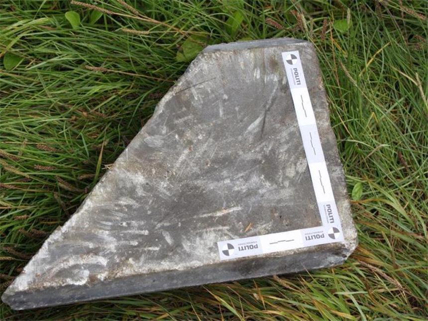 Dänische Polizei: Betonklotz-Wurf ist vorsätzliche Tötung Ein beschlagnahmter Betonklotz: Unbekannte Betonklotz-Werfer haben auf einer dänischen Autobahn eine Frau getötet. Foto: Polizei Fünen