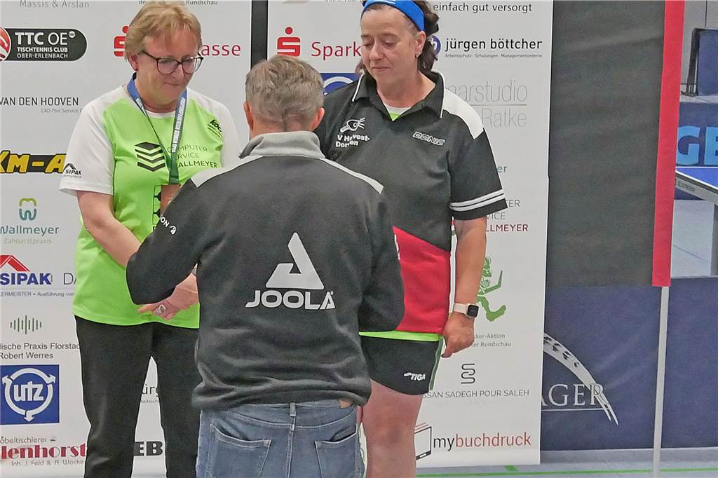 Tischtennis-Therapie bei Parkinson? Margret Gursch vom TTV Hervest-Dorsten schwört darauf Margret Gursch (r.) erhält ihre DM-Medaille von Jörg Roßkopf