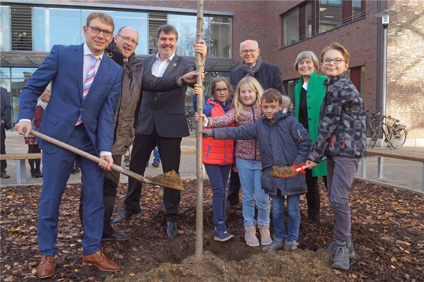 Wiehagenschule: So lief die Einweihungsfeier der neuen Werner Grundschule Ein besonderer „Spatenstich“: Bürgermeister Lothar Christ (l.), Rainer Schmeltzer, Michael Thews, Architekt Professor Klaus Legner und Rektorin Klaudia-Funk-Bögershausen sowie die Schüler Felix, Simon, Lina und Isabell pflanzten bei der Einweihung der Wiehangenschule eine japanische Kirschblüte auf den Vorplatz.