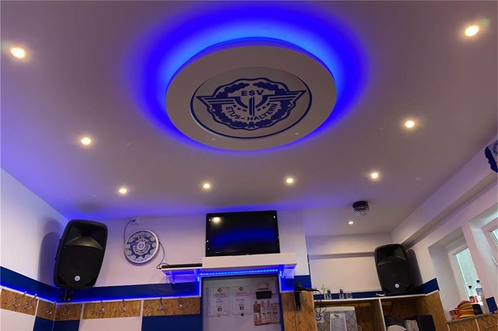ETuS Haltern macht sich bereit für die Kreisliga A - mit YouTube-Videos Ein besonderes Highlight ist das ETuS-Logo an der Decke.