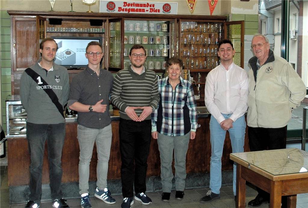 Dortmunder (67) braut eigenes Bier auf 13 Quadratmetern Ein Besuch bei den Profis: Die Gründungsmitglieder der Braugruppe Erlenbräu besichtigen zunächst einmal das Dortmunder Brauereimuseum.