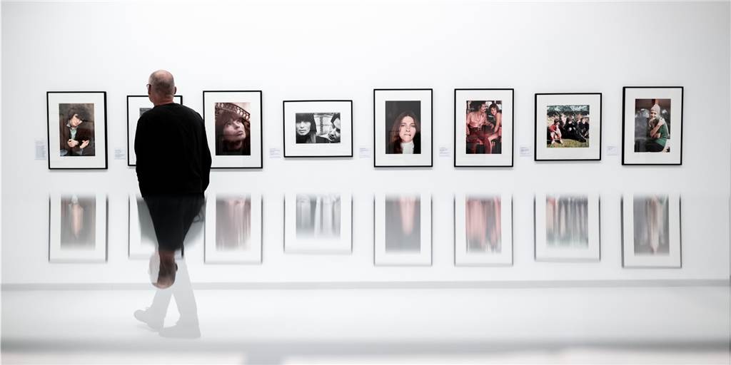 Die großen Rockstars ganz privat – Linda McCartneys Lebenswerk Ein Besucher schaut sich Foto zur Ausstellung «Fotografin unter Musikern: Linda McCartney - The Sixties and more» an. Bereits 2020 zeigte die Ludwiggalerie Schloss Oberhausen ihr Werk.