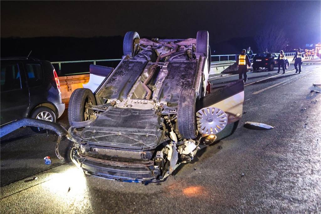 Zwei schwere Unfälle auf der A45: Autos kollidieren in Höhe Ergste Unfall auf der A45 bei Schwerte: Ein Auto liegt auf dem Dach.
