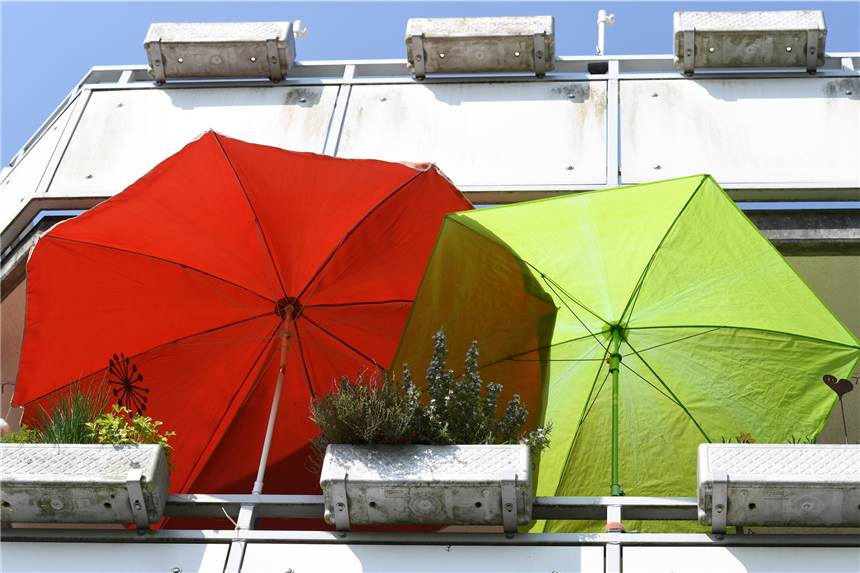 Betrunkener wirft Blumenkästen von Balkon - und trifft Kind Ein betrunkener Mann soll Blumenkästen vom Balkon geworfen und dabei einen 6-Jährigen getroffen haben. (Symbolbild)