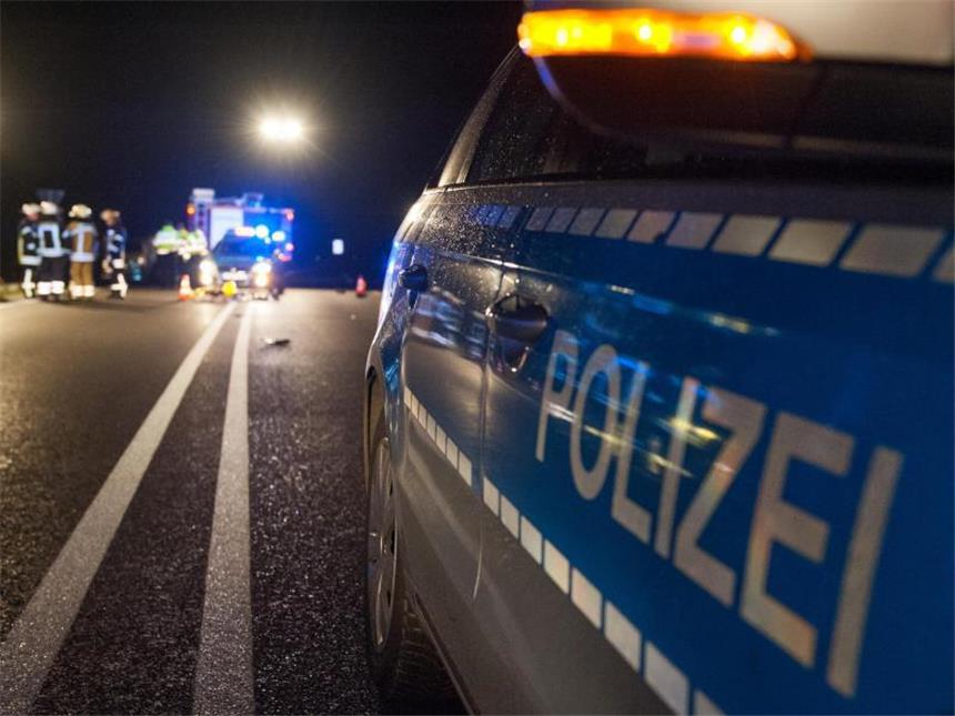 Rostocker Polizist flüchtet betrunken vor Verkehrskontrolle Ein betrunkener Polizist hat sich in Mecklenburg-Vorpommern eine Verfolgungsfahrt mit Kollegen geliefert (Archiv). Foto: Philipp Schulze