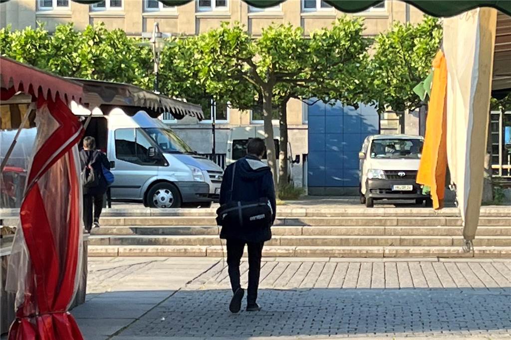 Auf dem Markt: Angepöbelt nach 20 Minuten, angebettelt nach 30 Minuten Ein Bettler auf dem Hansamarkt entfernt sich Richtung Süden - er hat gerade um etwas Kleingeld gebeten.