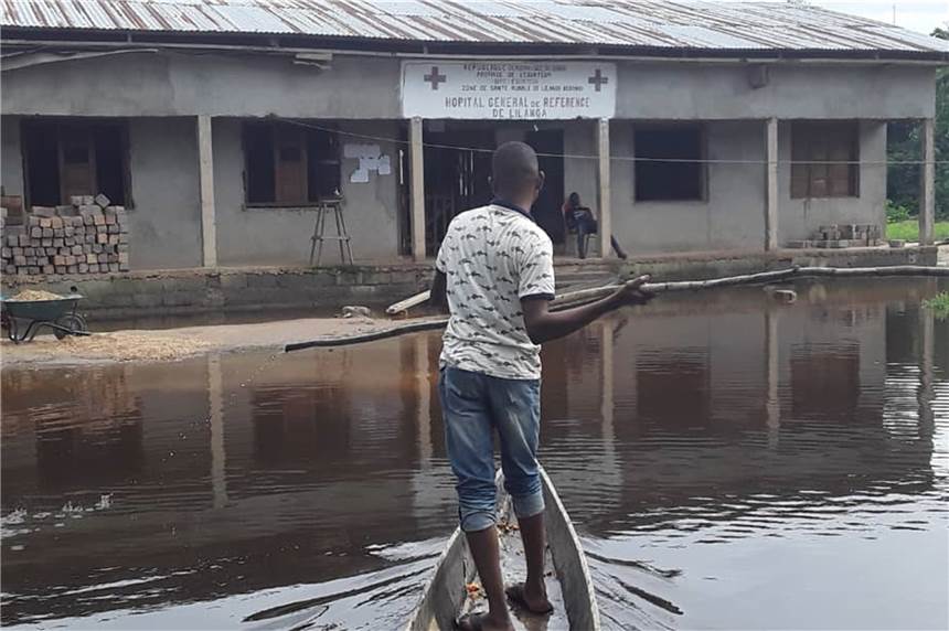 Hochwasser im Kongo: Bolengekreis Dortmund leistet Hilfe und bittet um Spenden Ein Bewohner der Gemeinde Bolenge braucht ein Boot um das örtliche Krankenhaus zu erreichen.