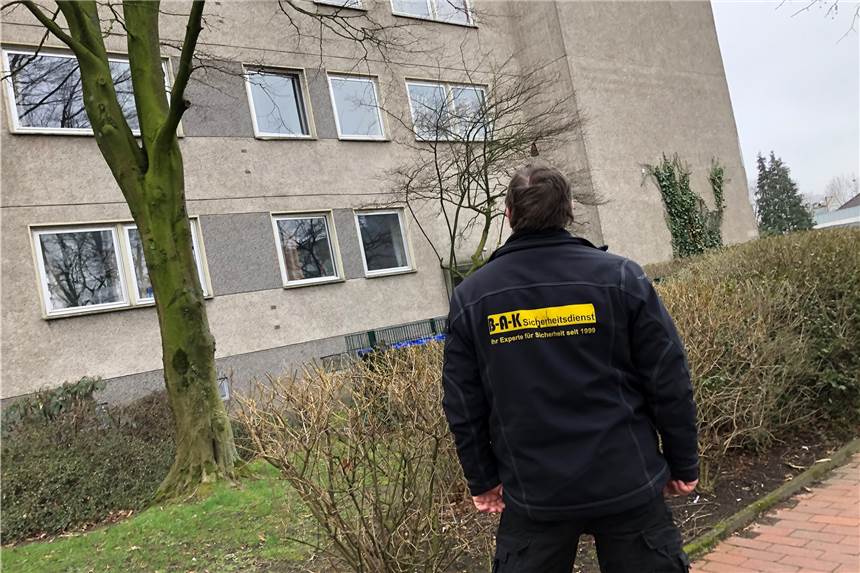 Corona im Holtkamp-Hochhaus in Werne: Bewohner in Quarantäne flüchtet über Fenster Ein Bewohner ist aus dem unter Quarantäne gestellten Hochhaus im Holtkamp in Werne geflüchtet.