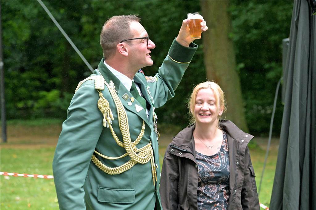 Ein Bier auf den Sieg. Michael Biegel und Ehefrau Jana, seine Mitregentin.