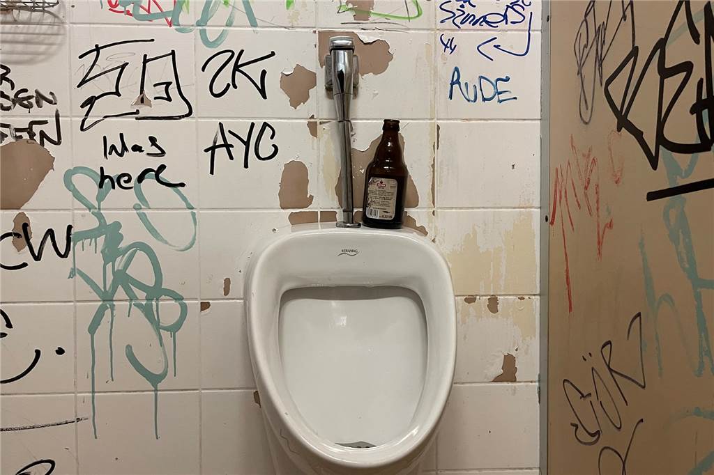Erinnerungen ans Silent Sinners: Großartige Abende unter der Brücke Ein Bier steht auf einem Pissoir der Toilette des Silent Sinners.