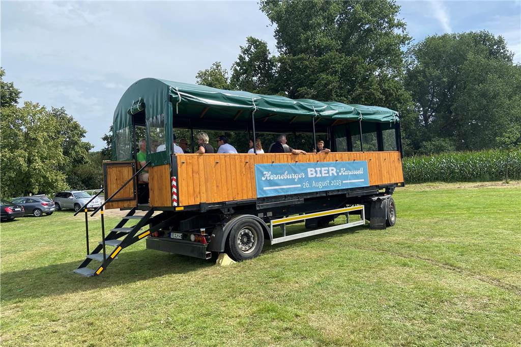 Ein Bierwagen bot die perfekte Möglichkeit zum Schutz vor der Sonne.