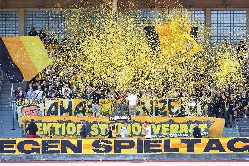 Nächstes BVB-Kapitel beim Umbau des Stadions Rote Erde: U23 muss erneut umplanen BVB-Fans schmeißen Konfetti.