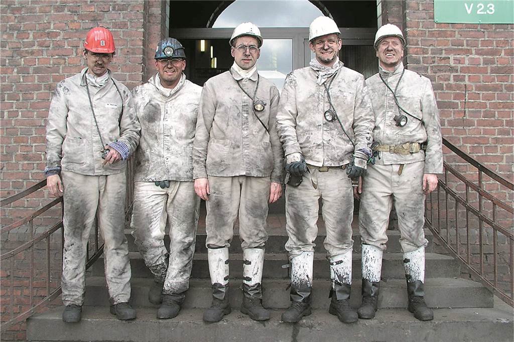 Michael Makiolla: Als Landrat stets den Menschen verpflichtet Ein Bild aus 2004, als Michael Makiolla (2.v.r.) noch Kreisdirektor war – und das Bergwerk Ost noch etwa 3300 Mitarbeiter hatte. Nach der Grubenfahrt wies Makiolla im Gespräch auf die besondere Bedeutung des Standortes für das östliche Ruhrgebiet hin.