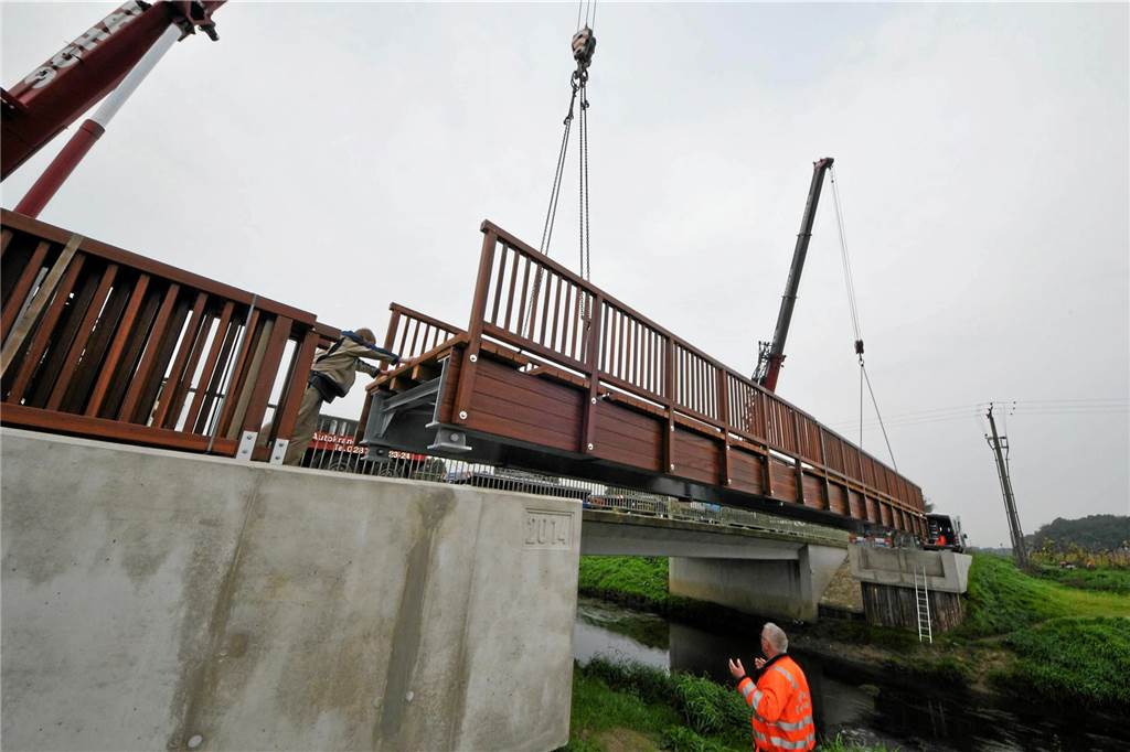 Eine Brücke wird aufgesetzt