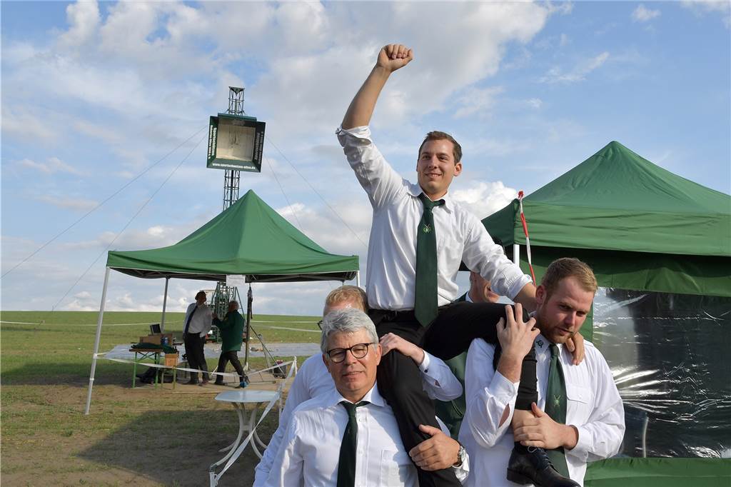 Entscheidung über Schützenfeste im Sommer in Olfen ist gefallen Ein Bild aus 2019 beim Schützenfest in Kökelsum: Simon Schlüter sicherte sich mit dem Königsschuss die Regentenwürde.