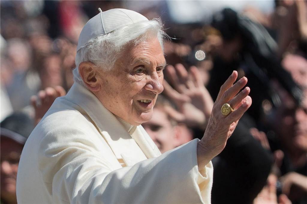 Ein Bild aus alten Tagen, im Februar 2013: Papst Benedikt XVI. fährt im Papamobil im Vatikan in Rom nach der Generalaudienz vom Petersplatz ab.