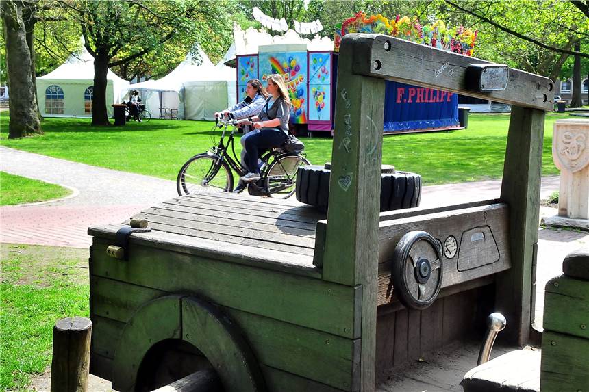 Deshalb ist das beliebte Holzauto im Galenpark nach elf Jahren abgebaut worden Ein Bild aus besseren Tagen des Spielgeräts - zuletzt war das Holz deutlich verwittert.