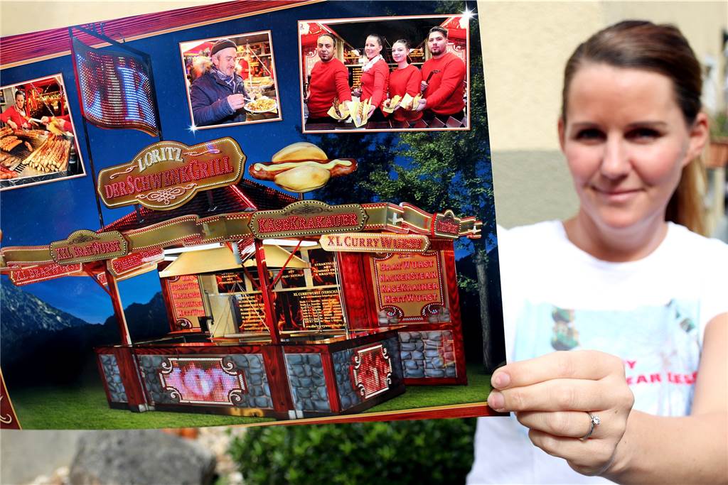 Schausteller warnen: „Dann gibt es Kirmes so vielleicht nicht mehr“ Ein Bild aus besseren Zeiten: Julia Loritz mit einem Foto des aufgebauten Grillstandes.