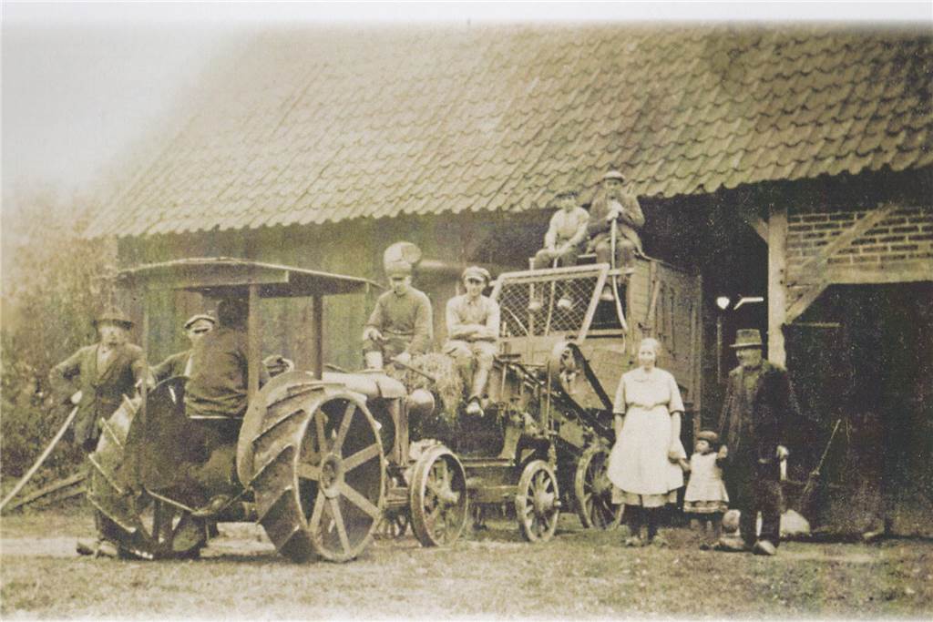 Fast 110 Jahre ackern für die Bauern: Legdens Lohnunternehmen Niehues Ein Bild aus dem Familienalbum zeigt den Gründer Franz mit Familie und Helfern.