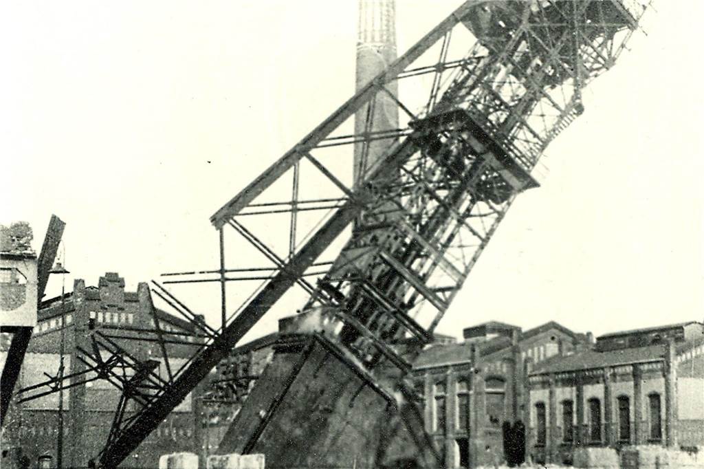 Zeche Hermann in Selm: Darum werden die Schächte jetzt verfüllt Ein Bild aus dem Jahr 1926. Da wurden die Fördertürme abgerissen in Selm. Die Schächte sind nicht verfüllt worden - das soll jetzt aber passieren.