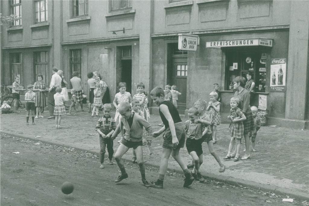 Schwerin: Ein Stadtteil mit großem Zusammenhalt, aber wenigen Angeboten für Jugendliche Ein Bild aus dem Jahr 1965 von der Cottenburgstraße: In diesen Jahren spielten die vielen Kinder noch allzu gern draußen, hier vor einer schon kurz vor dem Ersten Weltkrieg stillgelegten Sprengstofffabrik für den Kohlenbergbau.