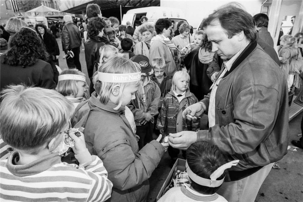 Reinhard Sack wird 75 Jahre – Ruhestand bleibt für ihn ein Fremdwort Ein Bild aus dem Jahr 1991: Reinhard Sack beim "Tag für Lütgen".