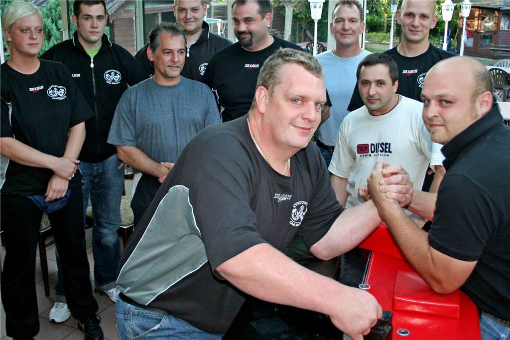 Armwrestler Neubauer ist ehemaliger Deutscher Meister und hat mit 47 Jahren noch etwas vor Ein Bild aus dem Jahr 2008: Der Vorsitzende des Armwrestling Haltern am See Kevin Dreckmann (rechts) demonstriert mit seinem Vertreter Stefan Neubauer die richtige Haltung am Armwrestlingtisch.