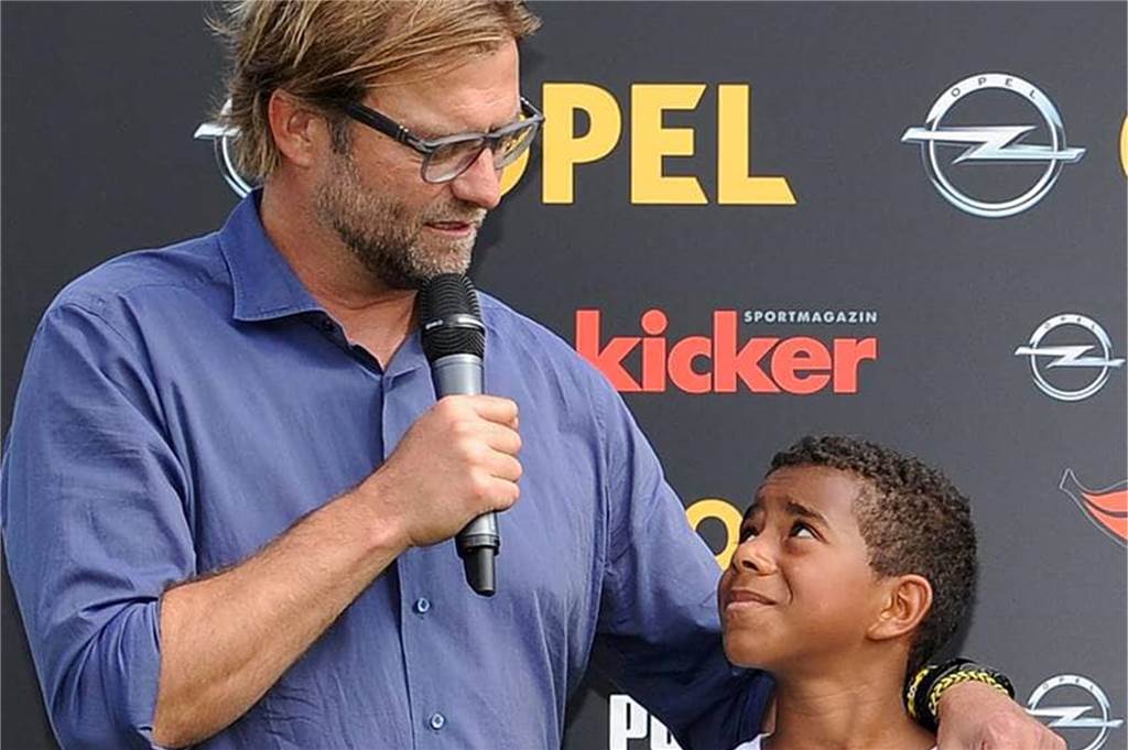 Ein Bild aus dem Jahr 2014: Der damalige BVB-Trainer Jürgen Klopp zeichnet den 12-jährigen Ansgar Knauff als Spieler des Turniers aus.