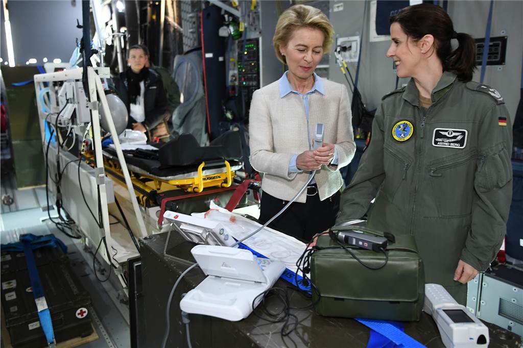 Corona-Impfung mit militärischer Hilfe: „Ich bin den Soldaten ungeheuer dankbar“ Ein Bild aus dem Jahr 2019, als Ursula von der Leyen noch Verteidigungsministerin war: Das Foto zeigt sie bei einem Besuch des Lufttransportgeschwader 62 an Bord einer A4 100.