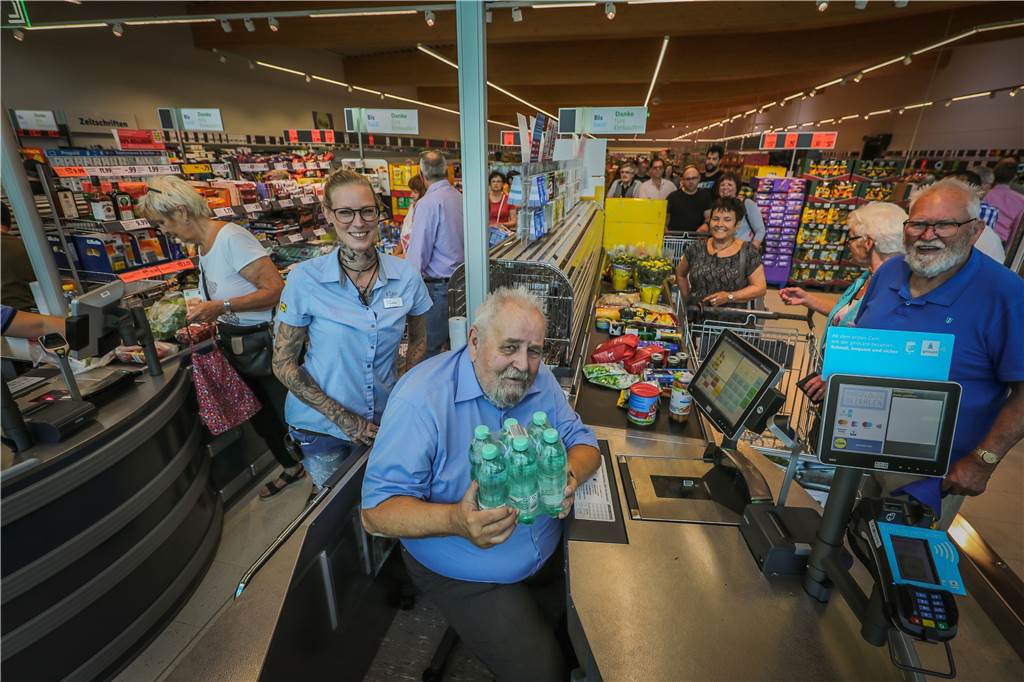 Bezirksbürgermeister Harald Hudy 2019 an der Lidl-Kasse in Kirchlinde 