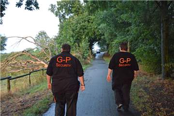 Ein Bild aus dem Jahr 2019: Zwei Sicherheitsleute von G-P-Security bei ihren Streifendiensten in Olfen. Die Stadt will in Zukunft keine privaten Sicherheitsdienste mehr einsetzten, sondern einen kommunalen Sicherheitsdienst etablieren. 