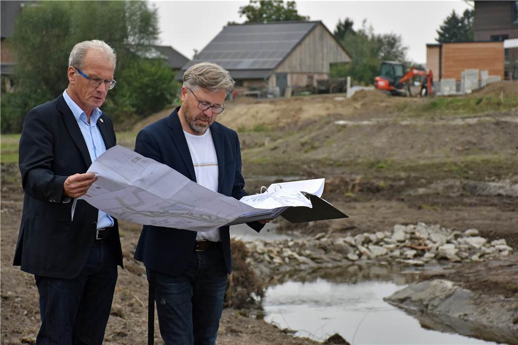 Brücke über den Mühlenbach: Nun verhindert der Regen den Baustart Der ehemalige Bürgermeister Friedhelm Kleweken und Bauamtsleiter Helmut Schiermann 2020 in der Renaturierungs-Baustelle