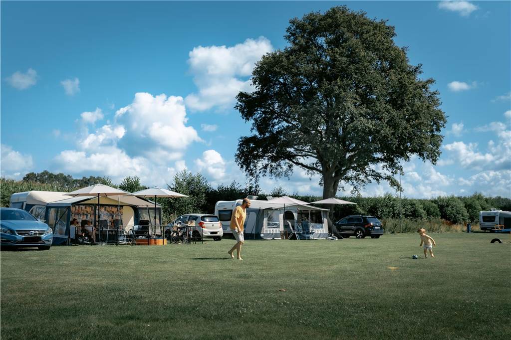 Von der Schmuggelhütte zum Ferienpark: Campingplatz italienische Meere Menschen und Zelte