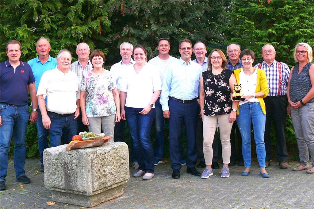 Boom in Südlohn: Imkerei blüht wieder prächtig auf Ein Bild aus dem September 2018 als sich der Imkerverein Südlohn-Oeding wieder neu gegründet hatte. Ottmar Roswora (3.v.l.) ist bis heute der Vorsitzende des Vereins.