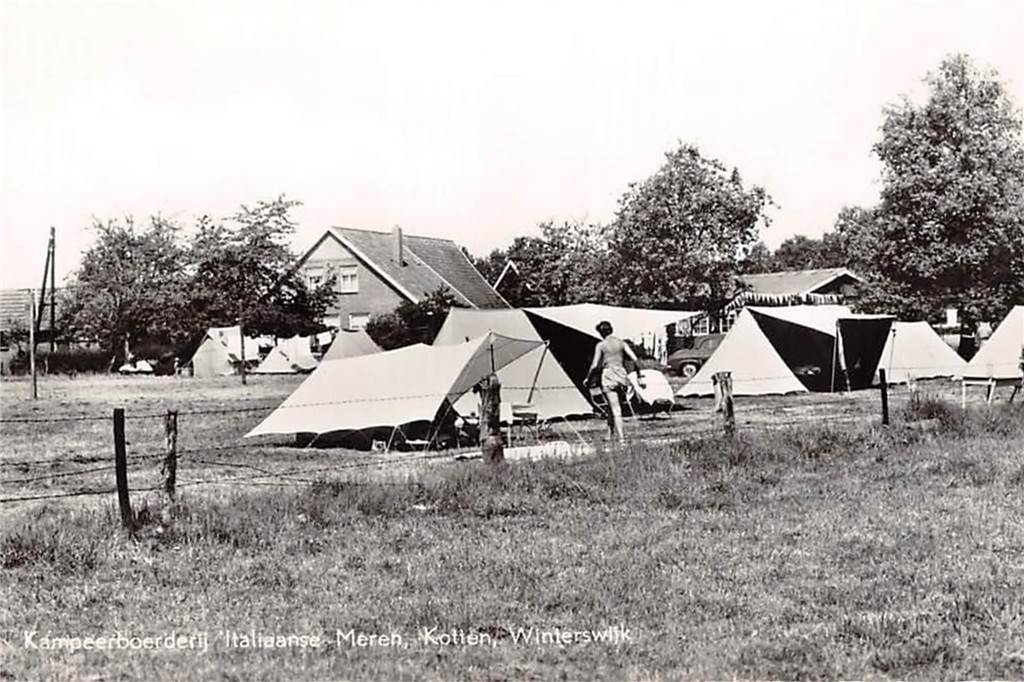 Von der Schmuggelhütte zum Ferienpark: Campingplatz italienische Meere Zelte auf Wiese
