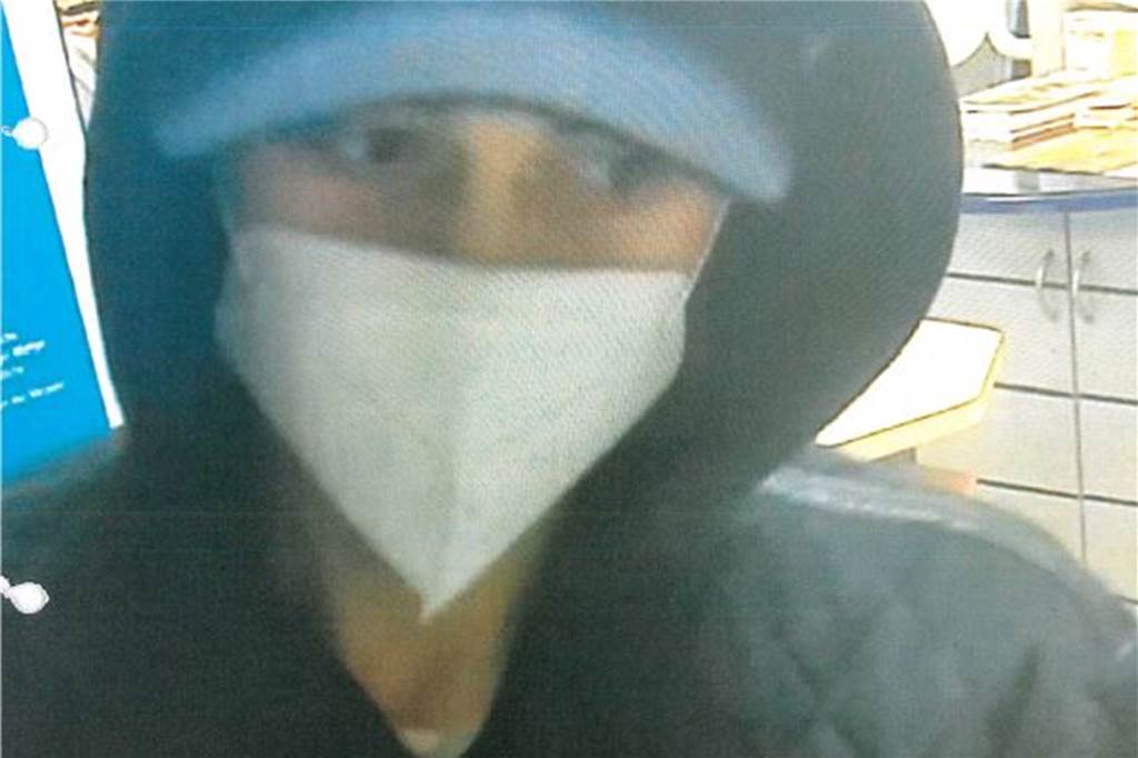 Polizei sucht mit Bildern nach Dortmunder Aral-Tankstellenräuber Ein Bild aus der Überwachungskamera zeigt den Mann, der als Tatverdächtiger für einen Raubüberfall gilt.