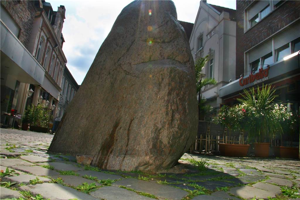 Ein Bild aus der Vergangenheit - dieser Brunnenstein mit Wasserrinne in der Bonenstraße fiel vor einigen Jahren der Fußgänger-Sanierung zum Opfer.