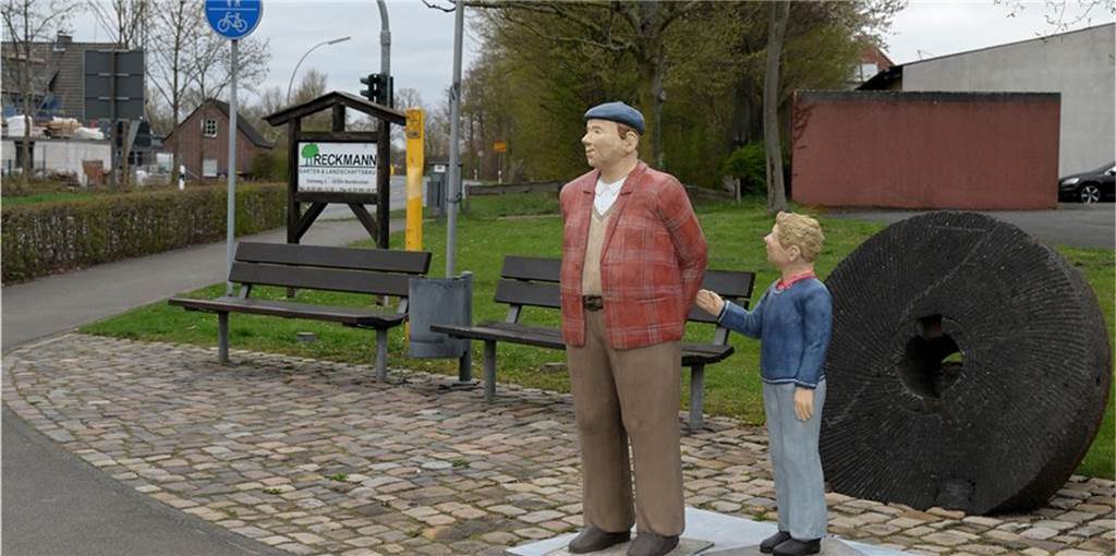 Fotowettbewerb nach Vandalismus soll positives Zeichen setzen Ein Bild aus der Zeit vor dem Vandalismus-Vorfall: Neben dem Opa können sich jetzt Kinder in kreativer Pose fotografieren lassen.