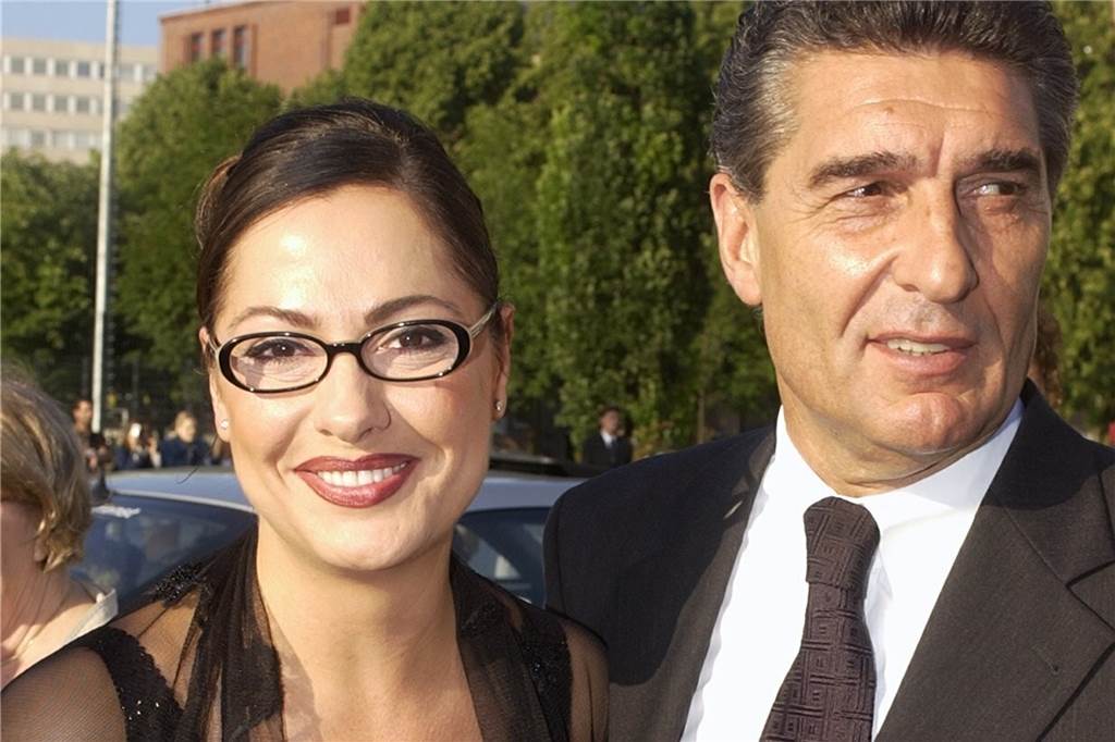 Rudi Assauers Testament ist ungültig! Fiasko für Tochter Bettina Michel aus Herten Ein Bild aus glücklichen Tagen des Schalke-Managers: Rudi Assauer und seine damalige Freundin, die Schauspielerin Simone Thomalla, im Jahr 2002.