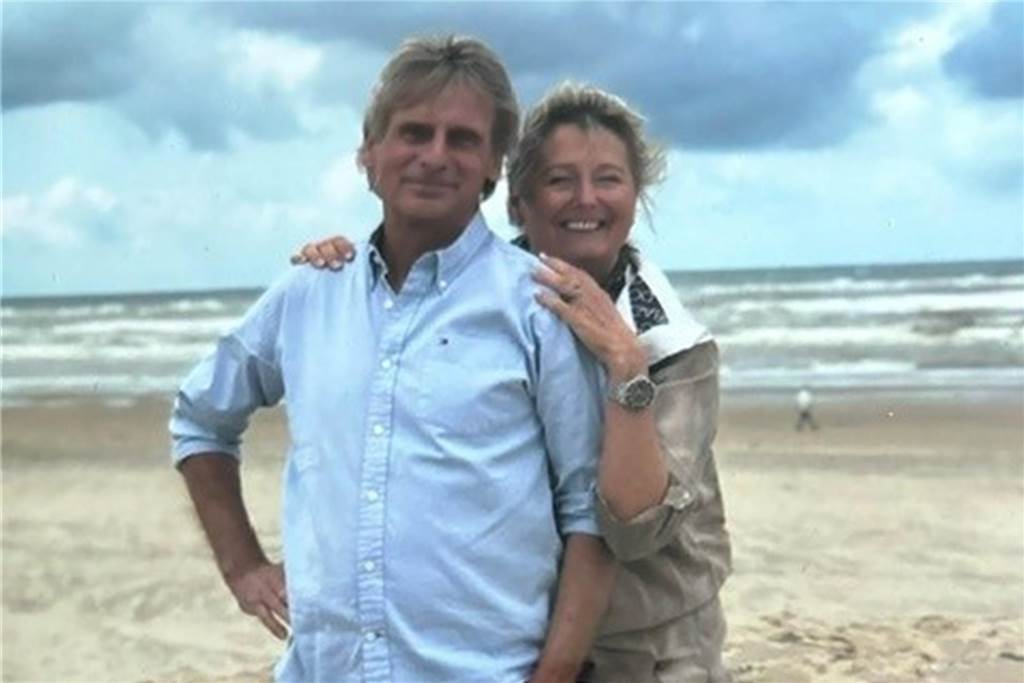 Tod durch Behandlungsfehler? Witwe von Jürgen Klahs kämpft um Schadensersatz Der verstorbene Jürgen Klahs und Ehefrau Silvia aus Recklinghausen stehen an einem Strand in Holland.